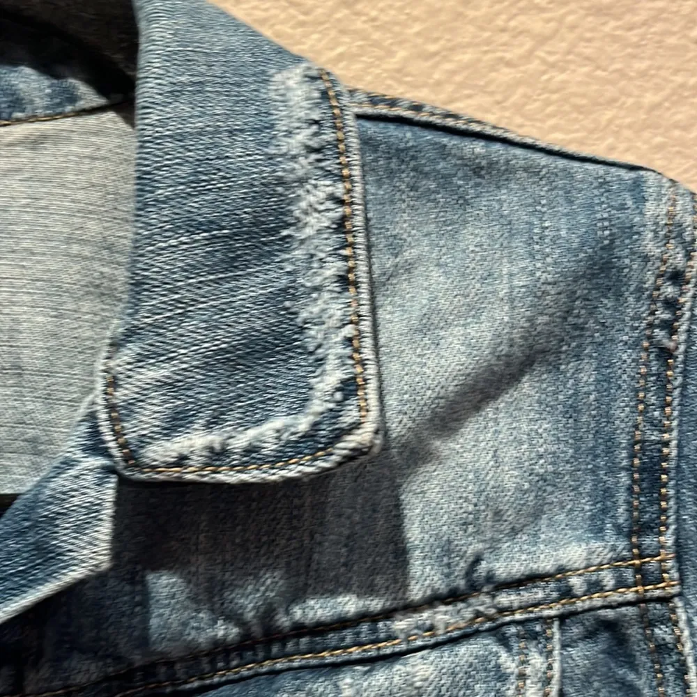 Jessica Simpson Distressed Jean Jacket Denim Jacket Size Medium - Image 4