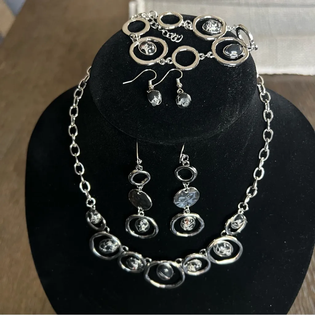 NEW Matching Custom Jewelry Set, Necklace/Bracelet/2pairs of earrings Silver - Image 2