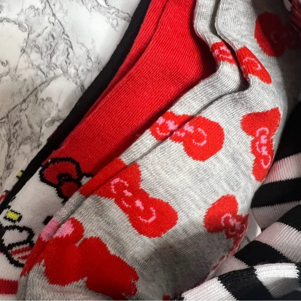 NWT Hello Kitty Sanrio socks Valentine’s Day theme - Image 5
