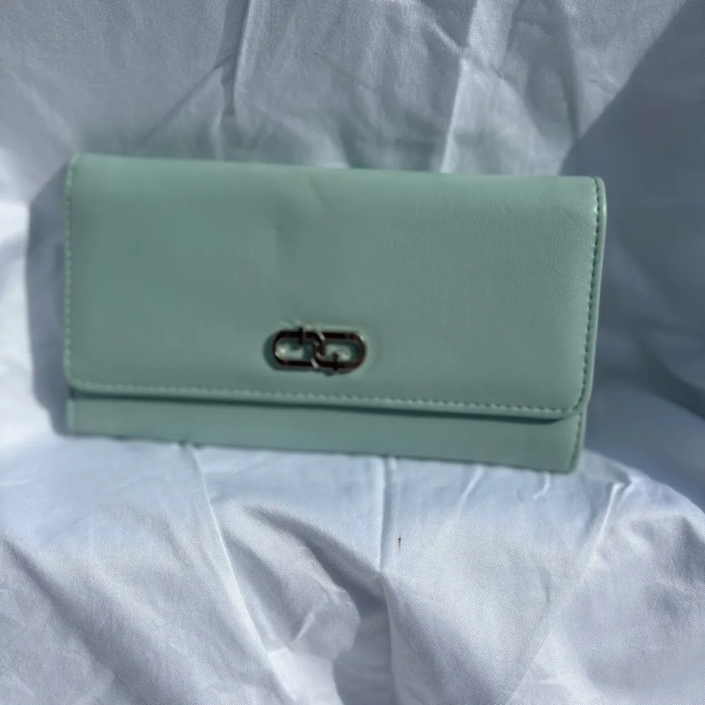 Green Wallet with Infinity Clasp - Image 2