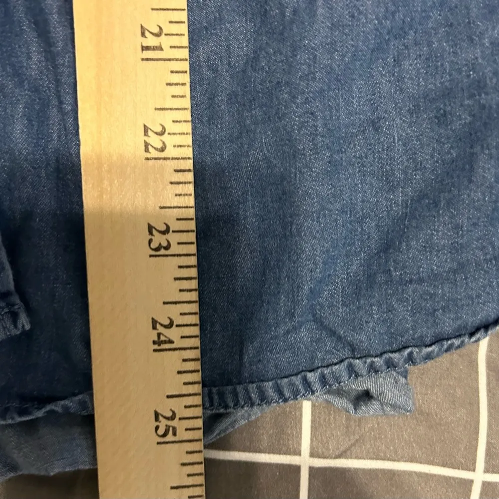 Levi’s long sleeve button down denim shirt size small - Image 7