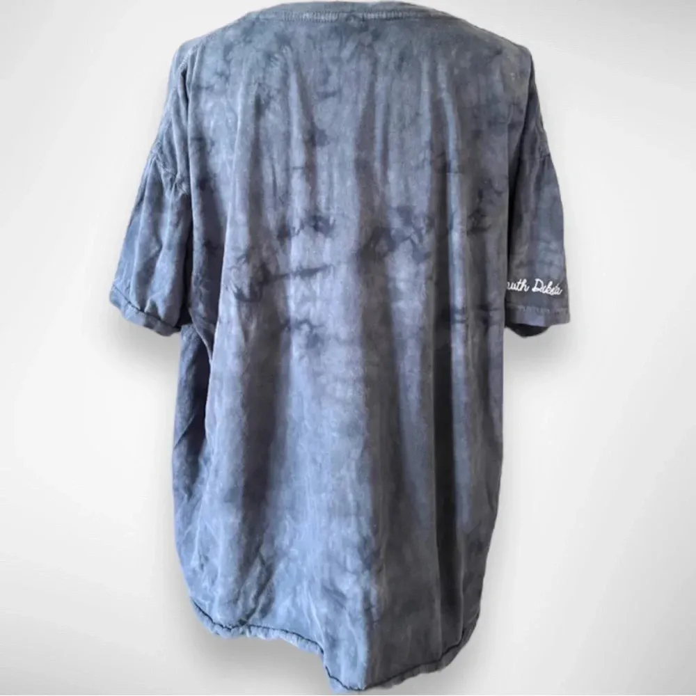 Pimatee Gray Tie Dye South Dakota Feather T Shirt‎ | Size 2X - Image 2