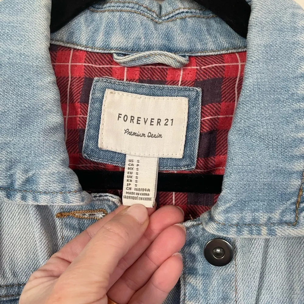 Forever 21 Crop jean jacket light wash denim studded 90’s Y2K women’s size S - Image 4