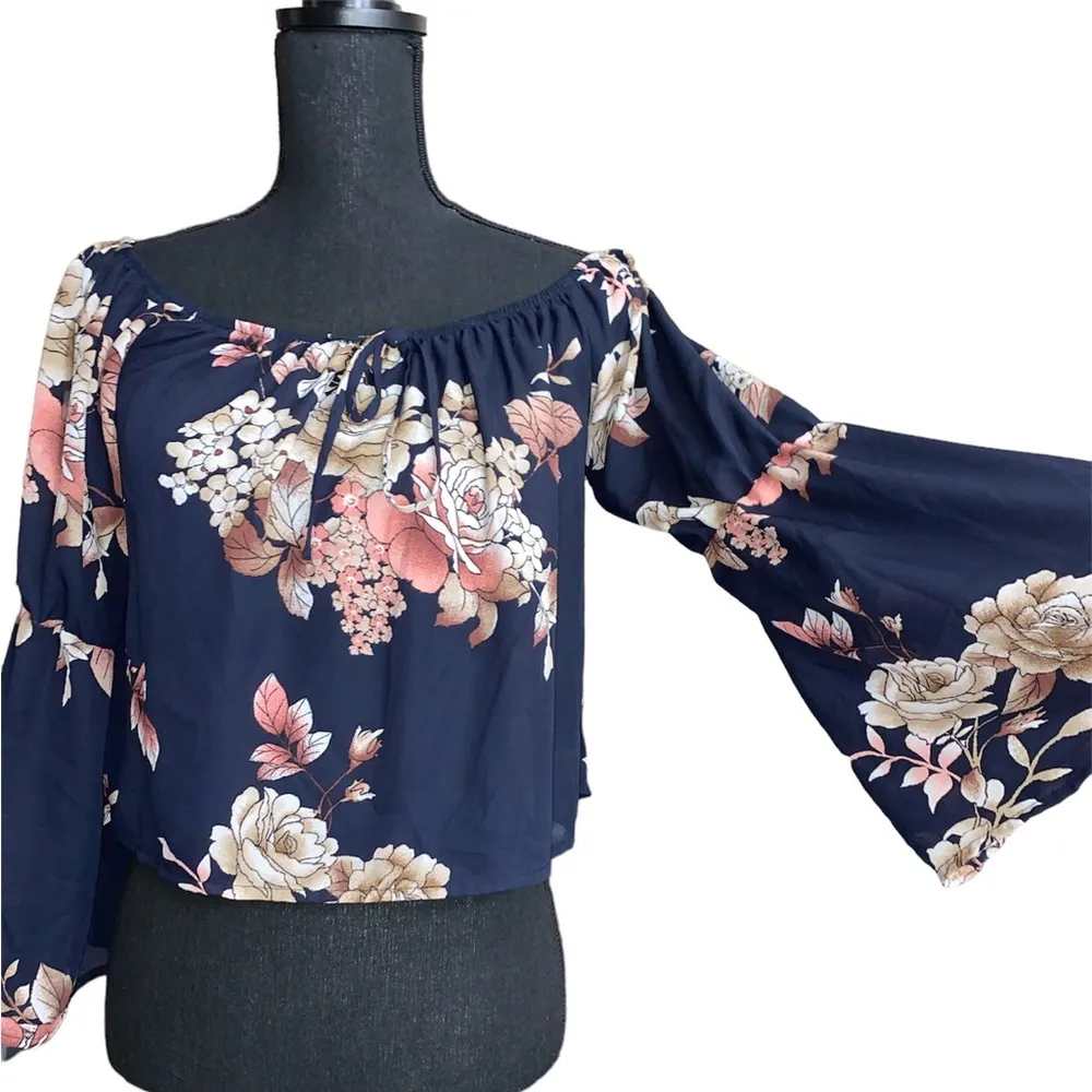 Charlotte Russe Floral blouse with bell sleeve size small - Image 3