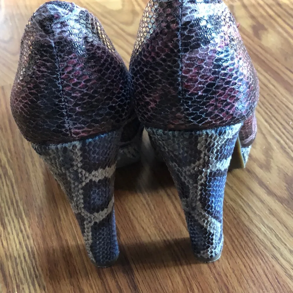 COSMOPOLITAN Faux Snakeskin Shaped Pump Size 6 1/2 - Image 5