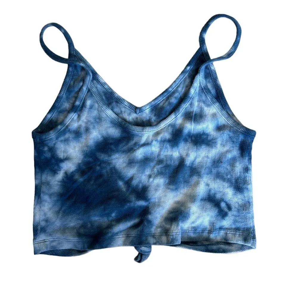 Me to We Blue Tie Dye Tie Front Cropped Tank Top - Image 2