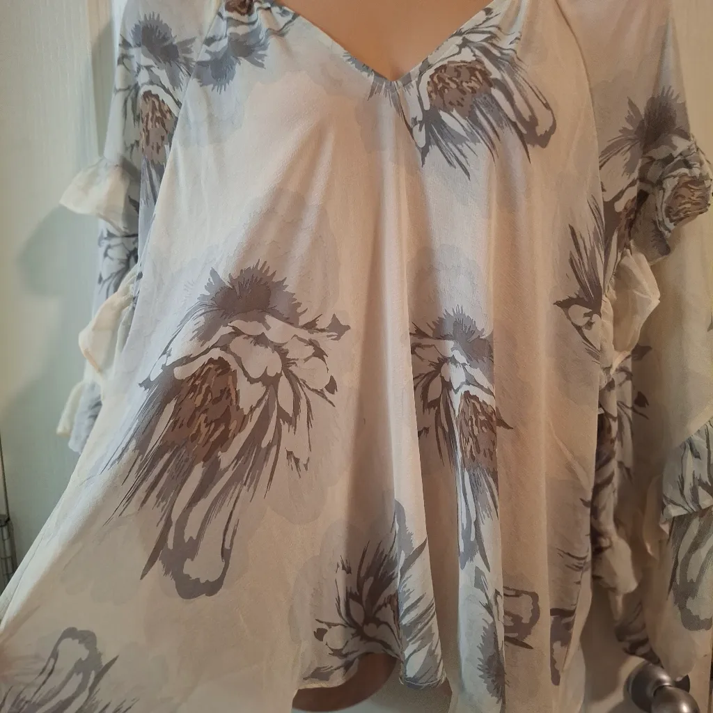 Torrid NWT Sz 2 Floral Ruffle Sleeve Women's Top - Cream and Gray - Image 8