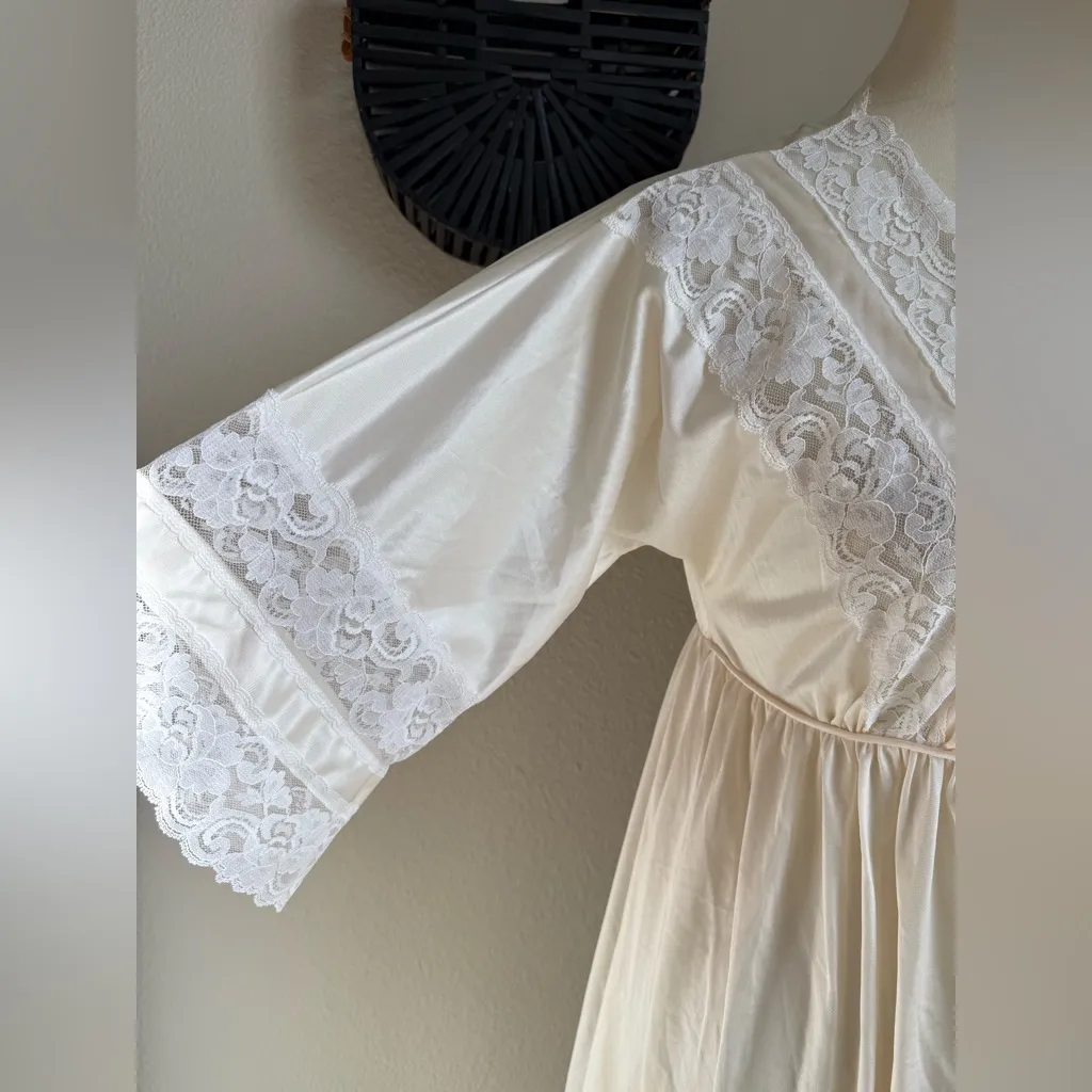 Lace & Silk Cream Mid Sleeve Robe White Size undefined - Image 3