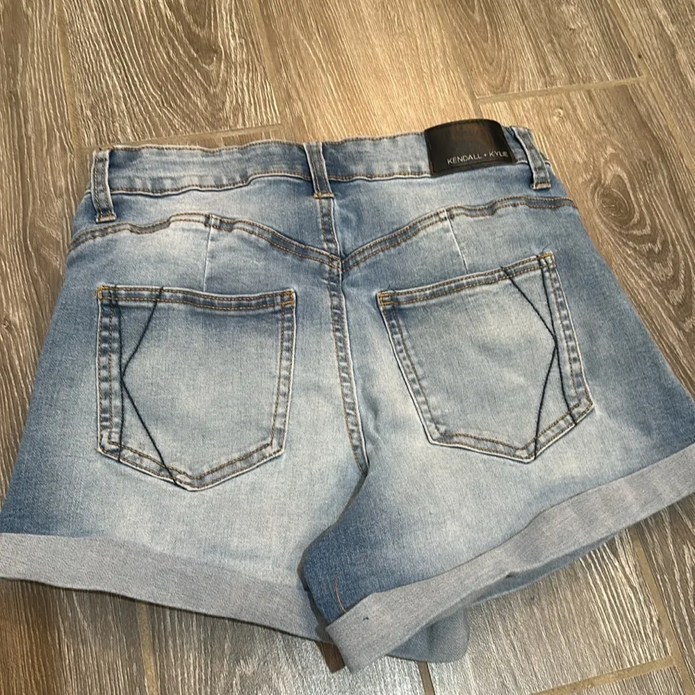 Kendall and Kylie icon stretchy jean shorts 7 28 - Image 4