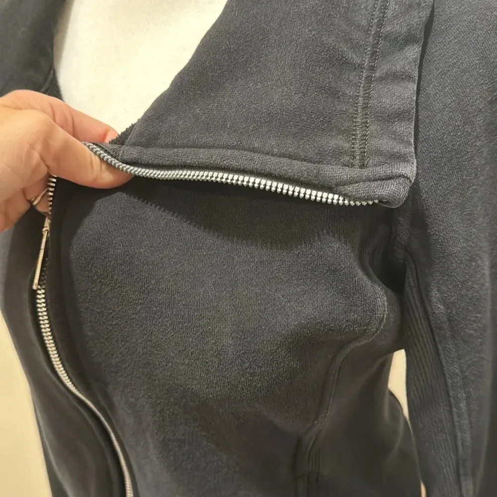 Lululemon black radiant jacket II womens 6 thumbholes full zip - Image 2