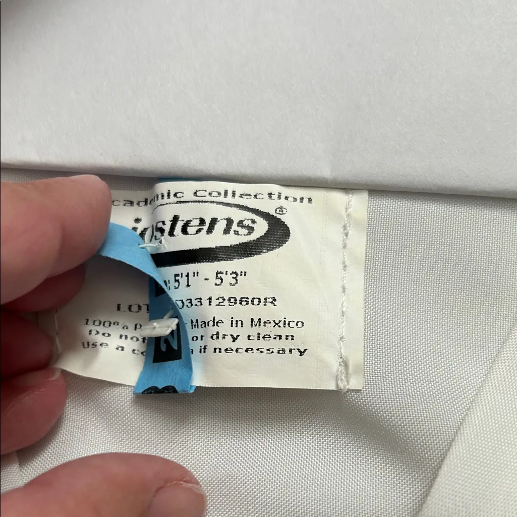 White cap and gown 5’1” - Image 5