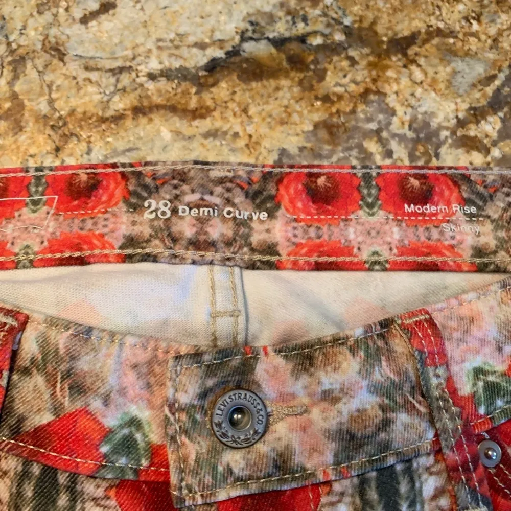 Levi's Women's 28x30 Skinny Jeans - Floral Print, Modern Rise, Demi Curve Fit - Image 7