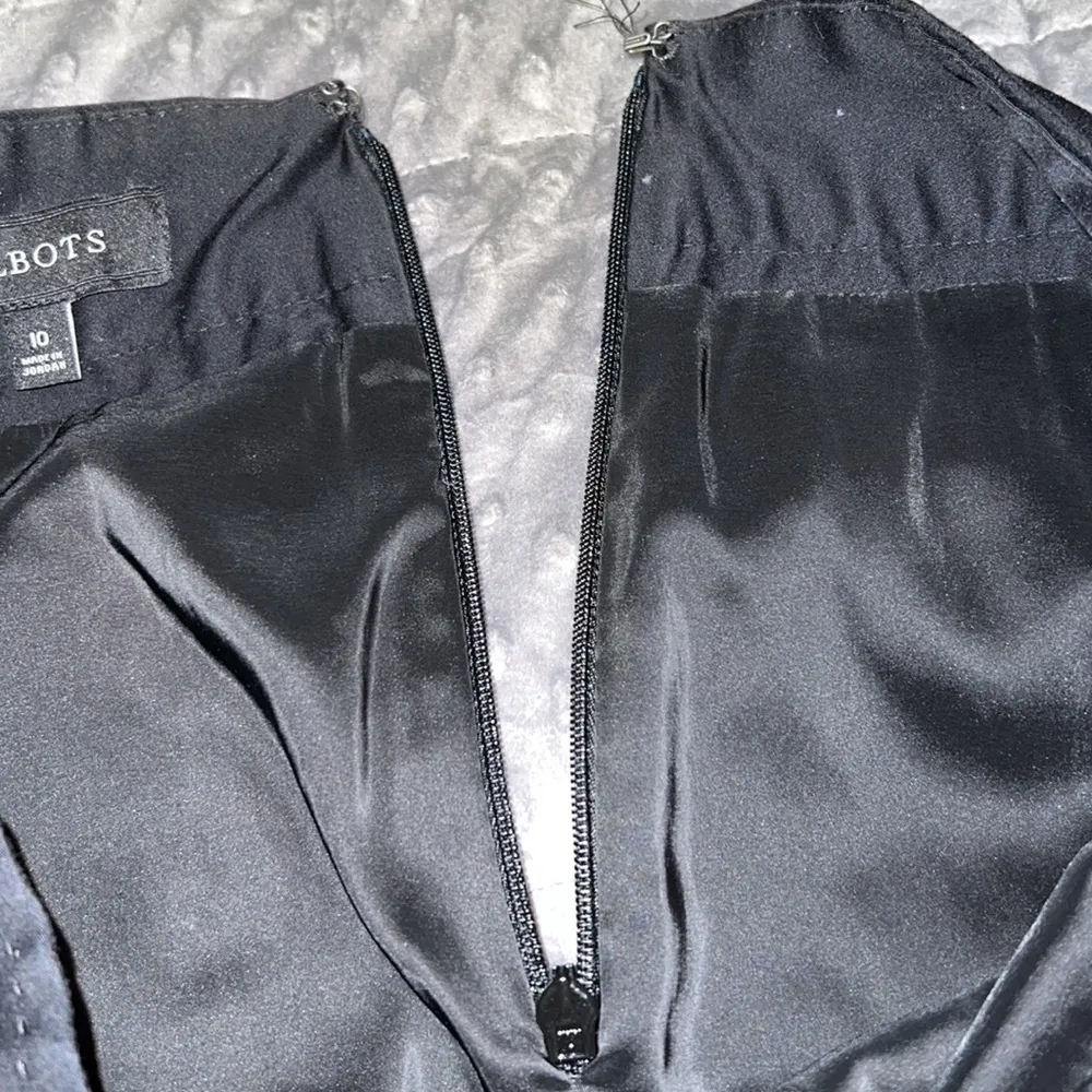 TALBOTS size 10 womens black zip back lined skirt with 2 front pockets - Image 4