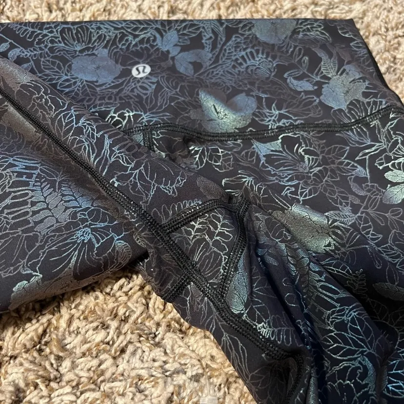Lululemon Wunder Under High-Rise Tight 25" *Shine
Flourish Black Iridescent Foil - Image 11