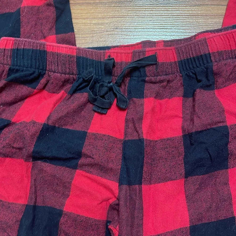 Old Navy Women’s buffalo plas Red/black Pajamas size med - Image 3