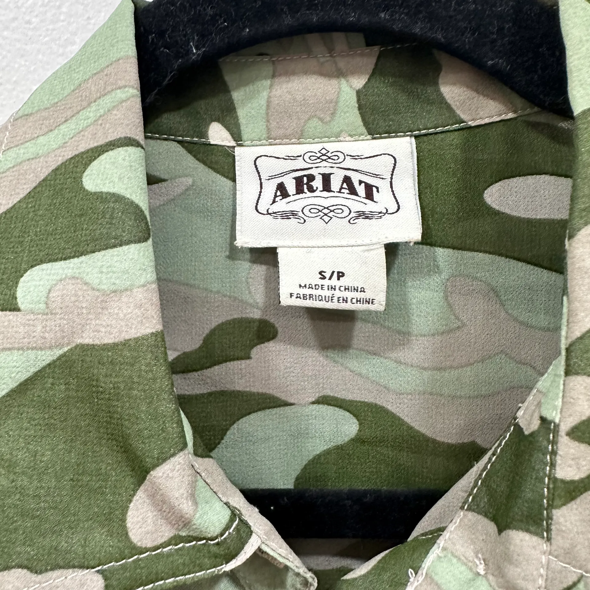 Button Down Chiffon Sheer Long Sleeve Green Camo Top  Size Small - Image 7