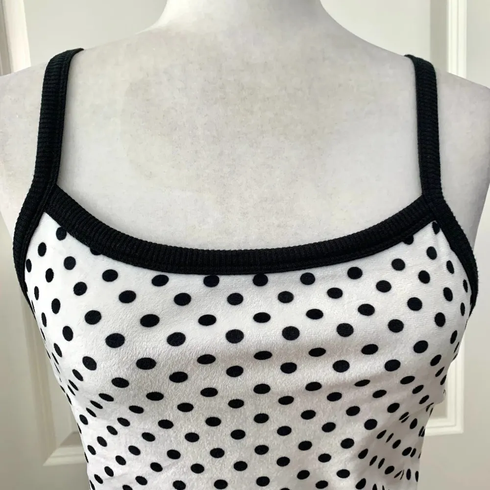 🌙  UO Rae Velvet Cropped Tank Top in White Polka Dot - Image 6