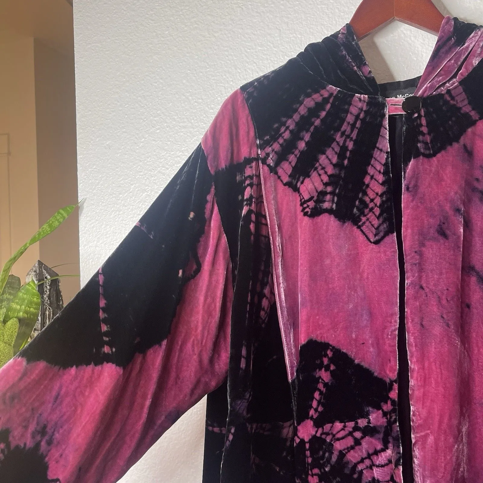 Vtg JOAN MCGEE L XL Open Cardigan Hooded Cape Jacket Black Magenta Velvet Shiney Size undefined - Image 6