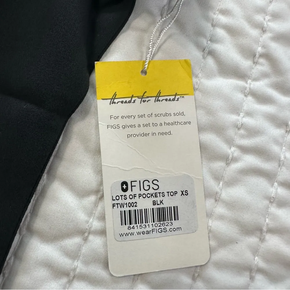 Figs ScrubsTop Women’s XS Stretch Pockets black with Yellow Logo Medical Wear - Image 12