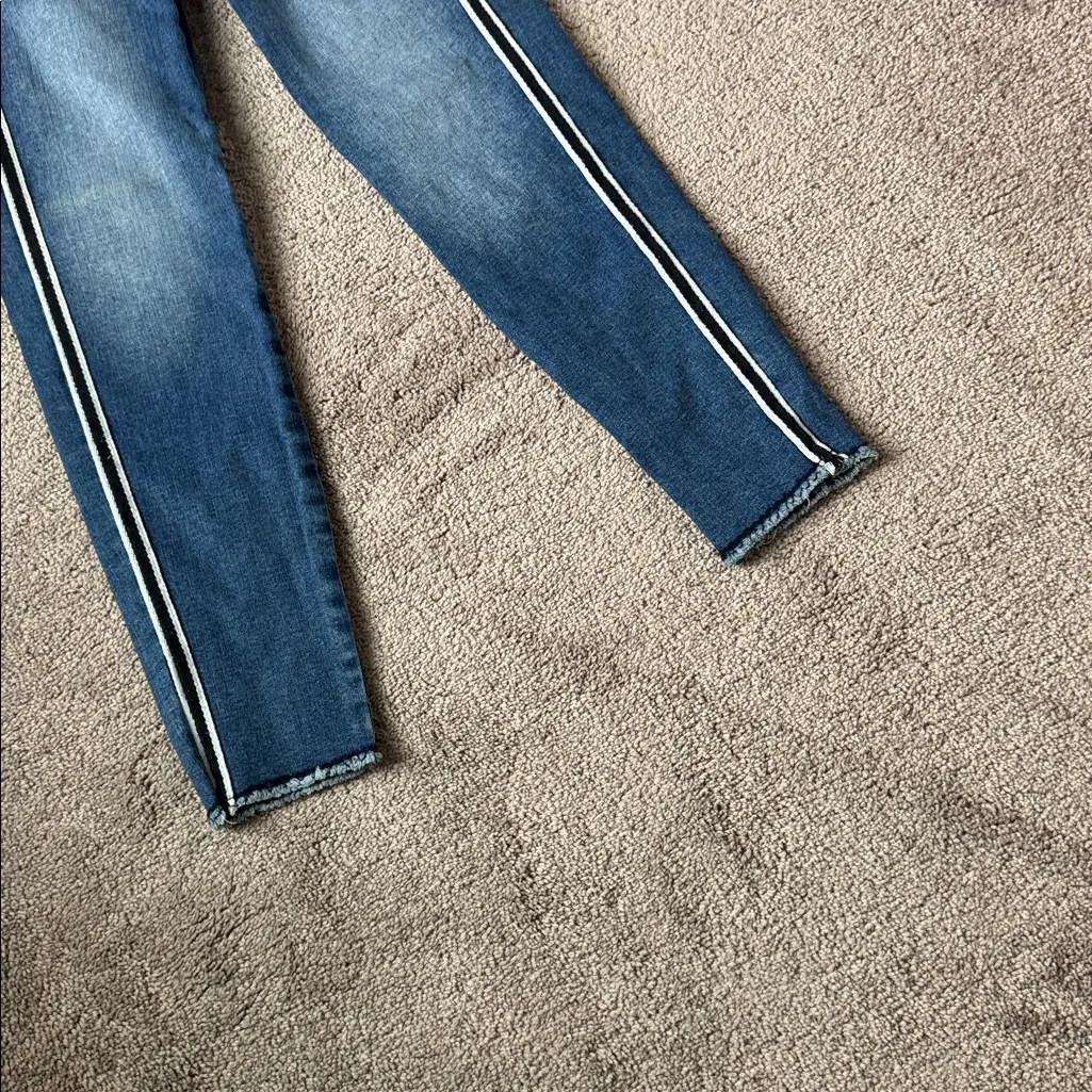 Apt. 9 Capri Crop Jeans SIZE 4 🎟️ - Image 2