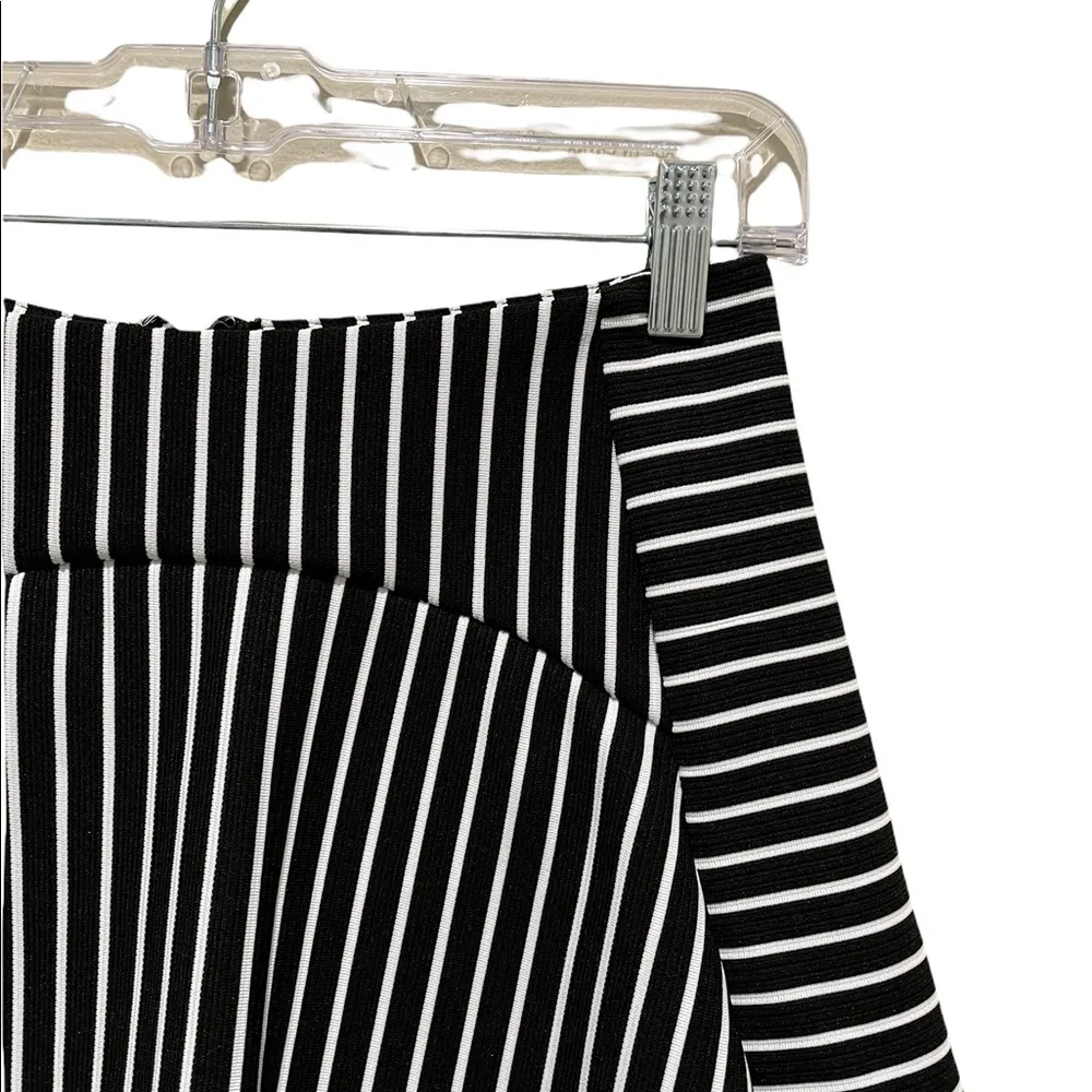 LF Rumor Boutique Striped Panel Skort Black and White Size Medium - Image 4