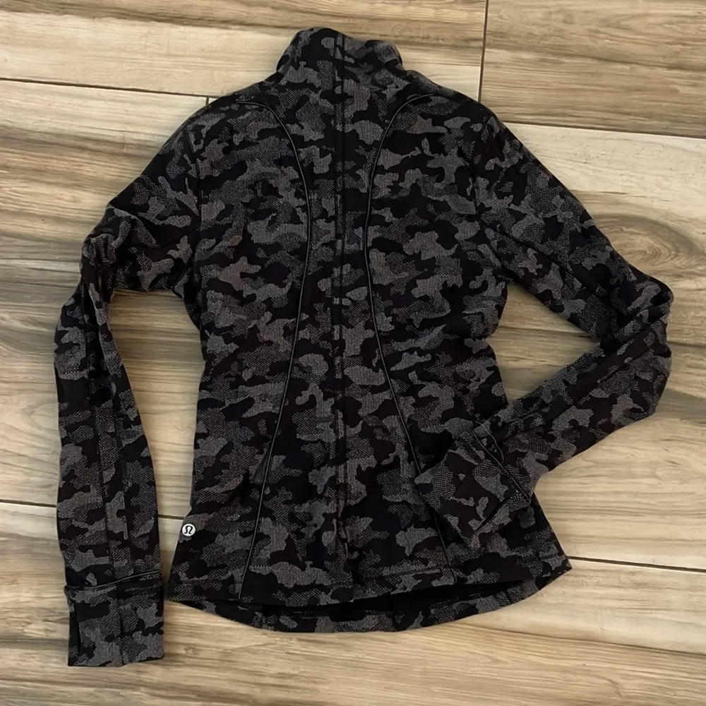 Lululemon Run Briskly 1/2 zip shirt - Image 4