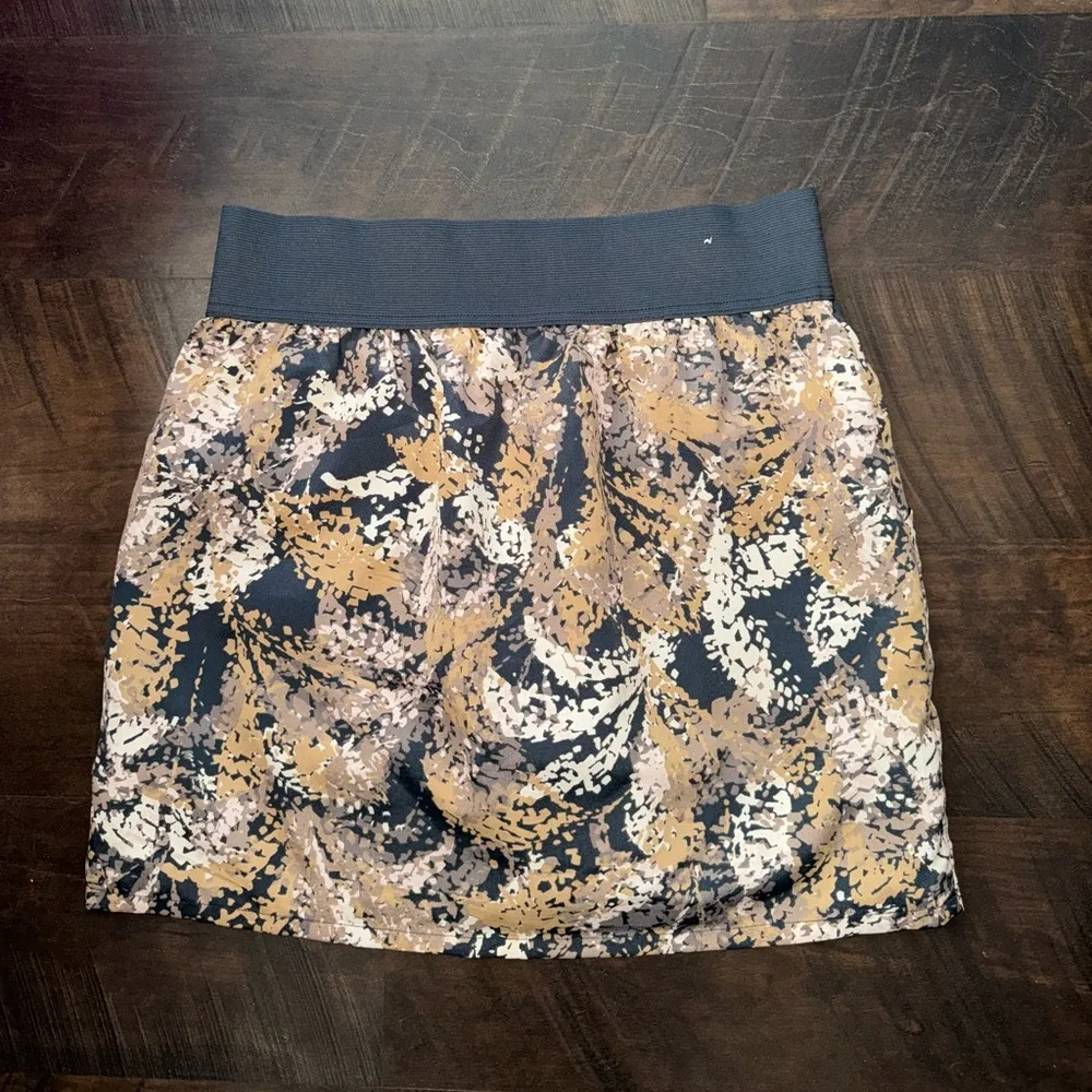 3/$20 Gap patterned skirt - Image 6