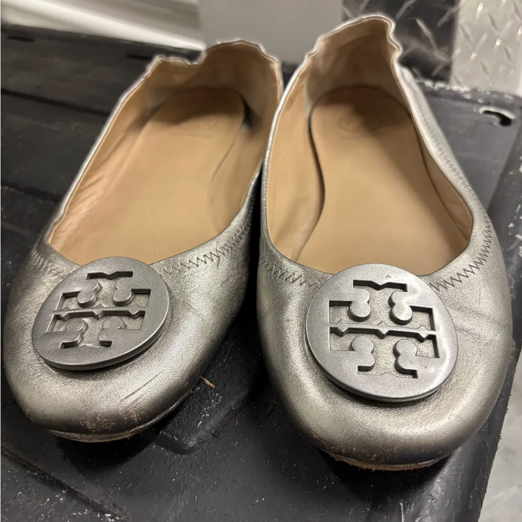 Tory Burch silver flats size 8 logo and slip on - Image 10