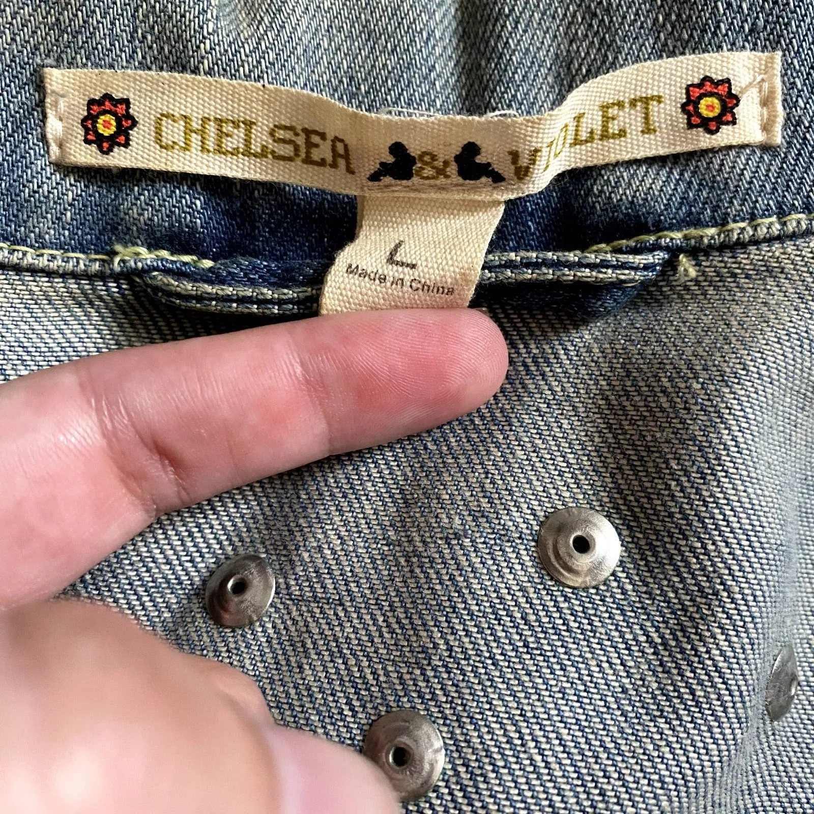 Chelsea & Violet Gold Studded Jean Jacket‎ Edgy Faded Denim Size Large - Image 5