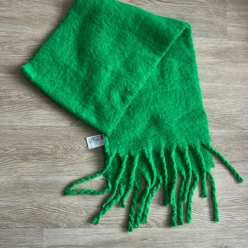 H&M  green fuzzy scarf - Image 2