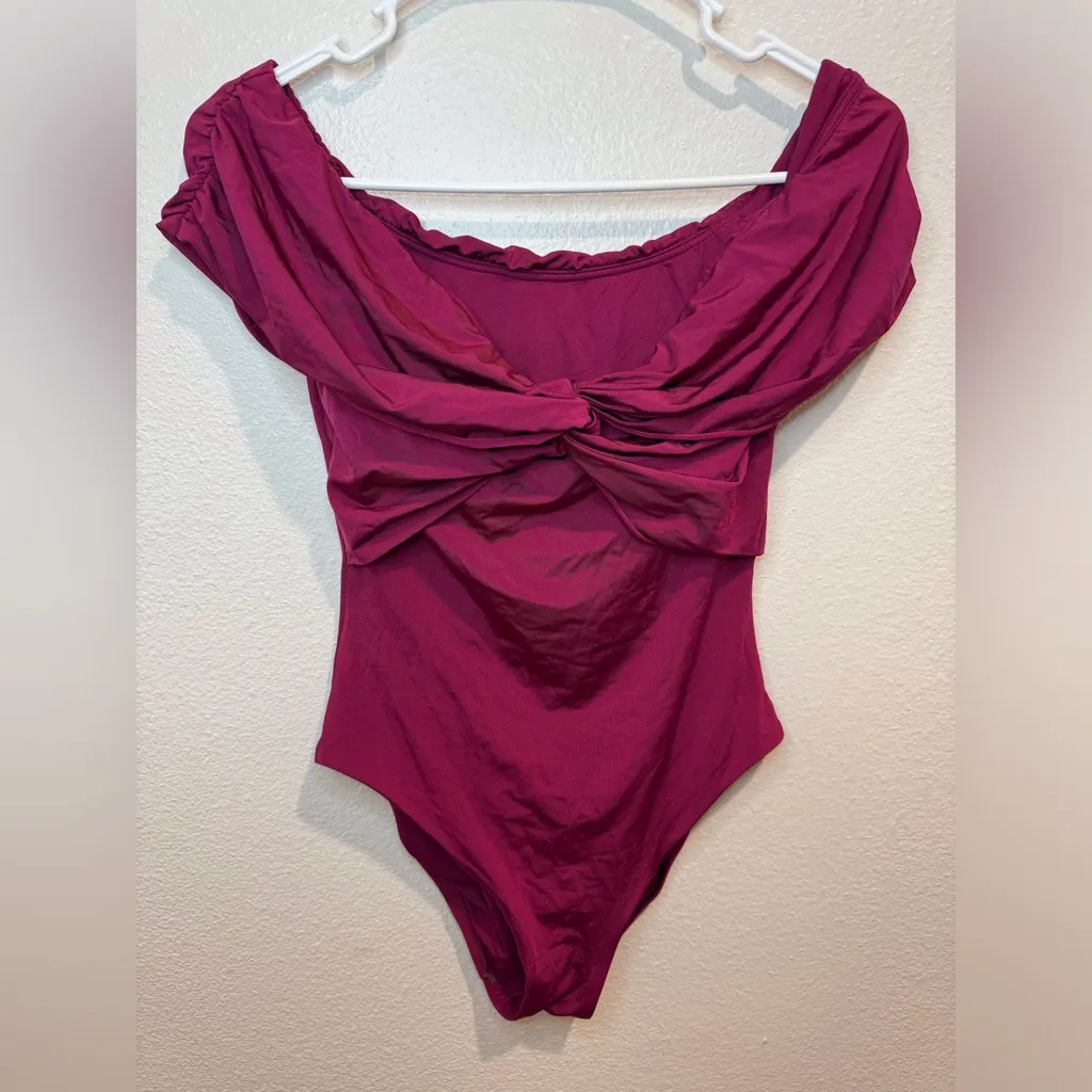 Trina Turk Getaway Solids Twist Bandeau One Piece Swimsuit in‎ Burgundy Size 6 - Image 4