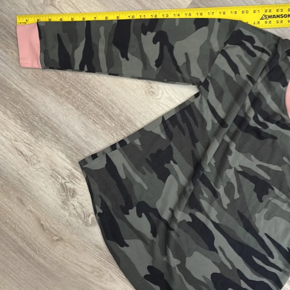 Green & Black Camo Print with Pink Trim Crew Neck Sweater Medium - Image 9