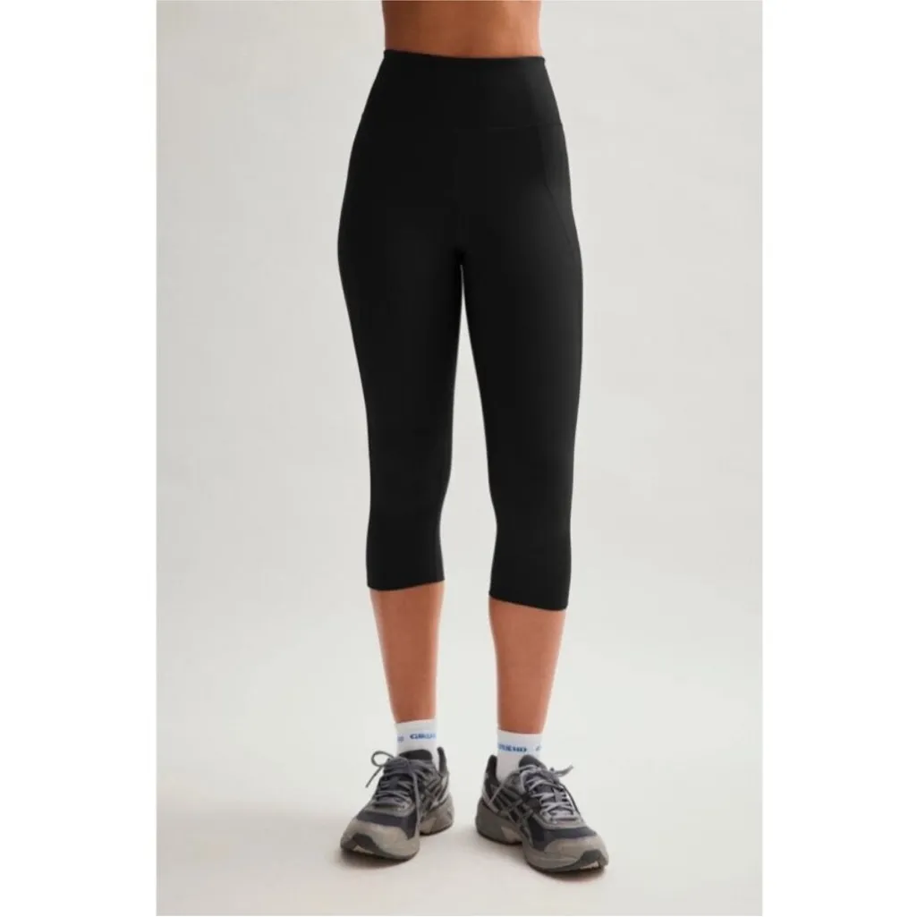 Girlfriend Collective Compressive High Rise Capri Leggings in Black Large - Image 4