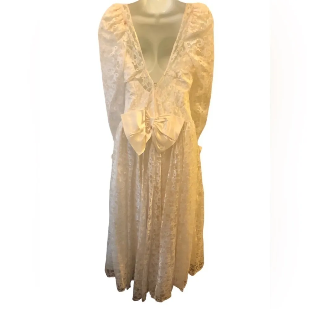 VTG 80’s Ivory Sheer Lace Wedding Gown Sz. 9/10 Puff Long Sleeve Bow Low Back - Image 4