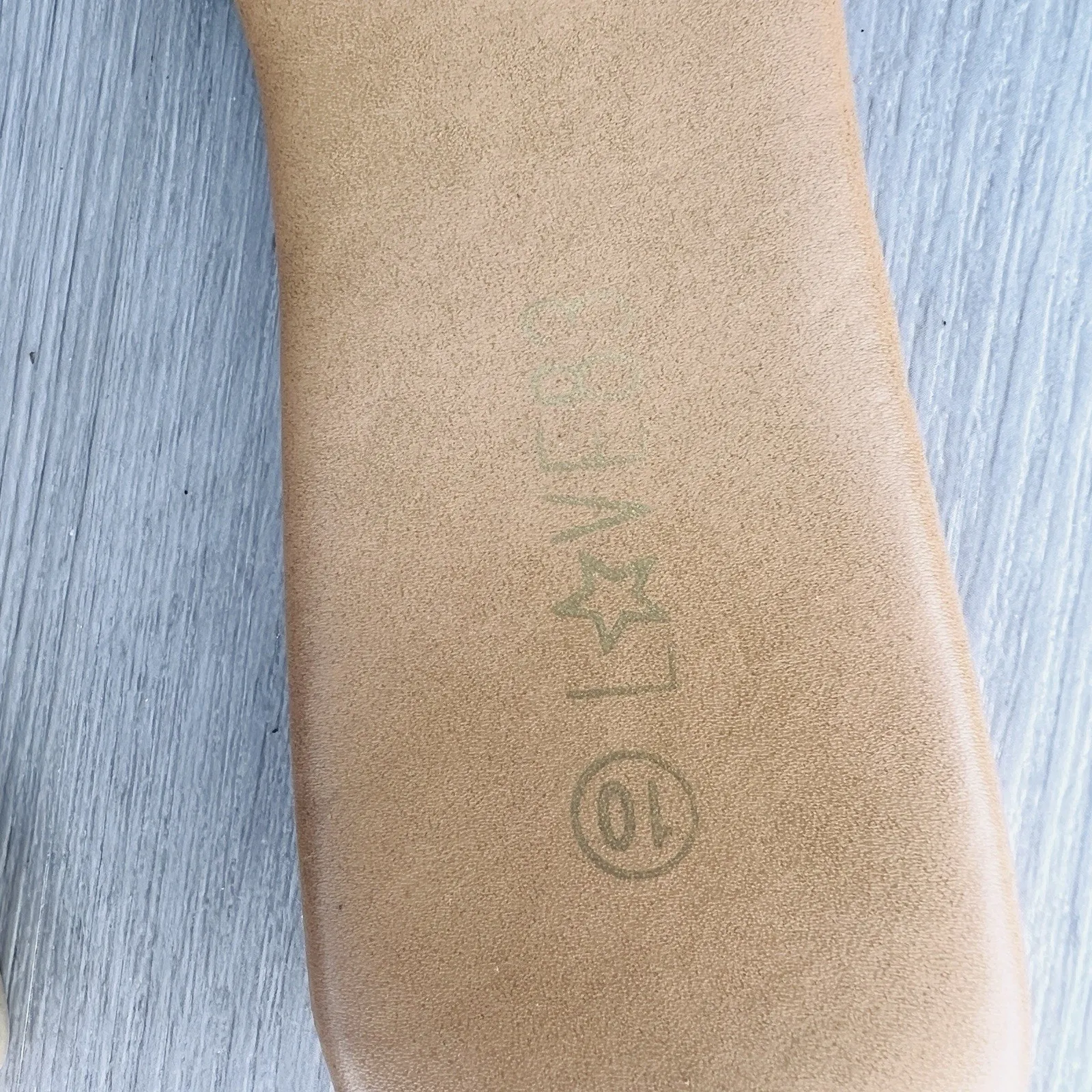 Love 83 Flip Flops Black Crochet Size 10 - Image 3