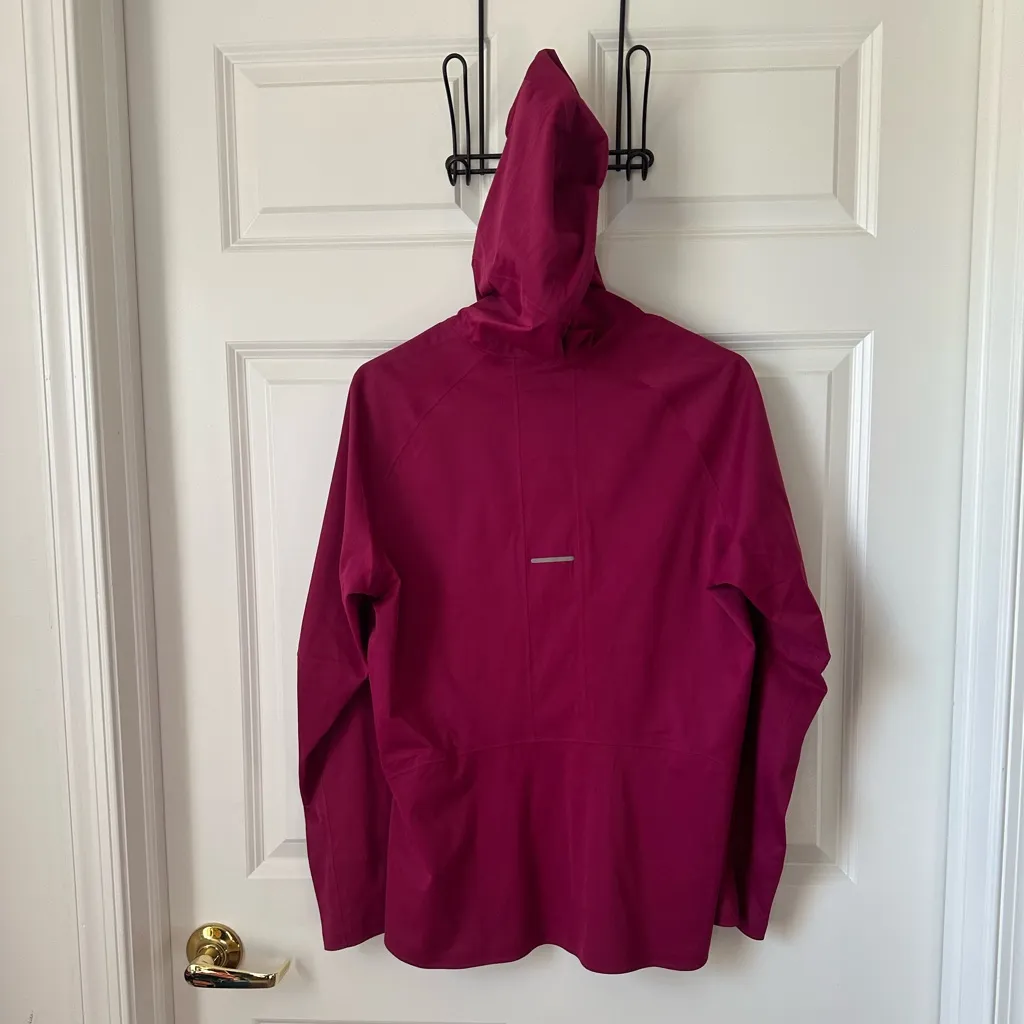 Asics Accelerate Women's Hooded Waterproof Jacket Size L - Image 2