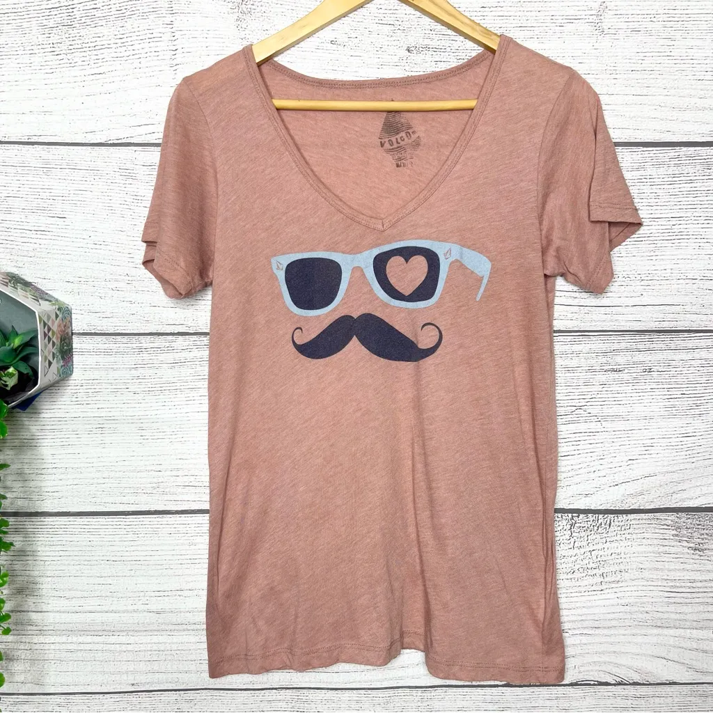 Volcom Dusty Rose Mustache Sunglasses Love Graphic V Neck T-Shirt Size Medium - Image 6