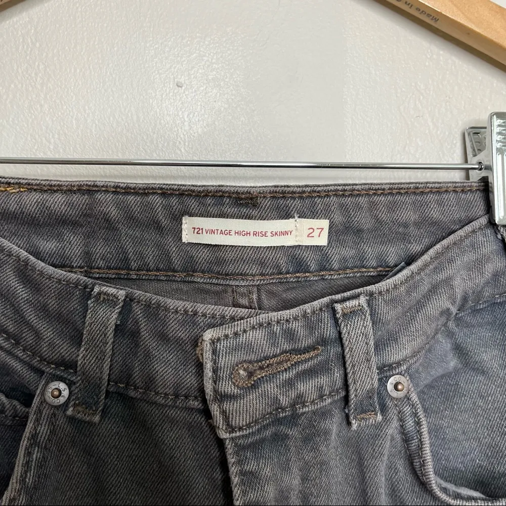 Levi’s 721 Vintage High Rise Grey Cropped Distressed Hem Jeans Size 27 - Image 7