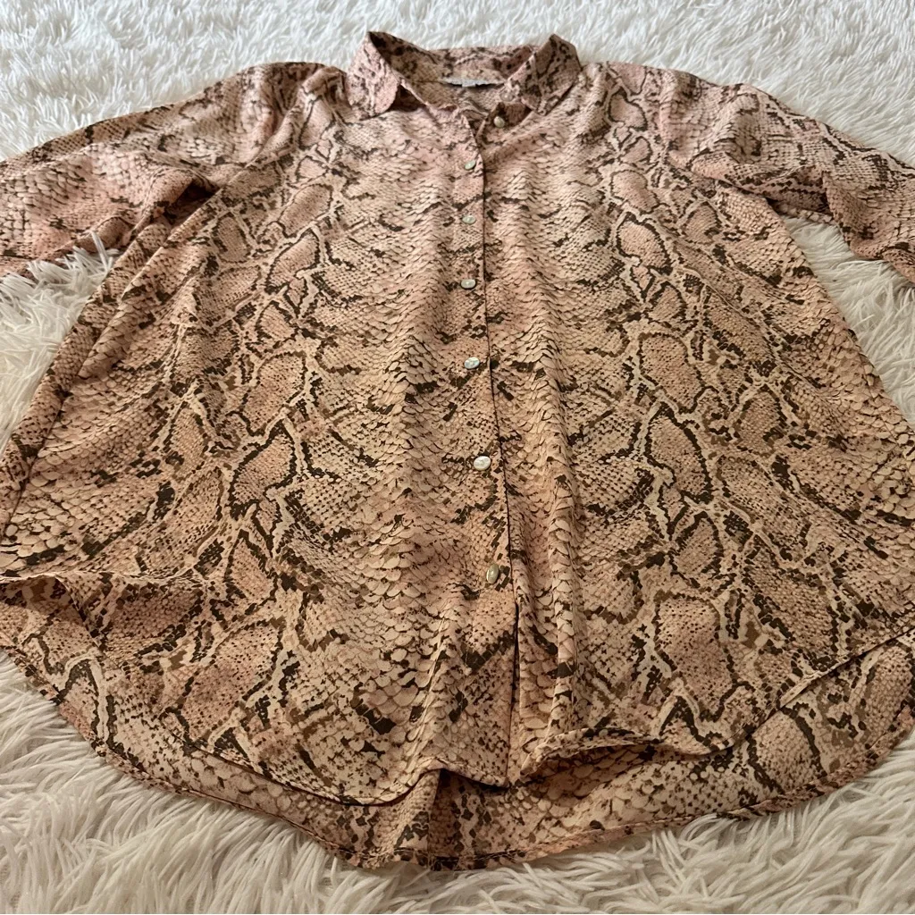 Rose & Olive Snake Print Button Down Shirt - Beige and Black Size Small - Image 11