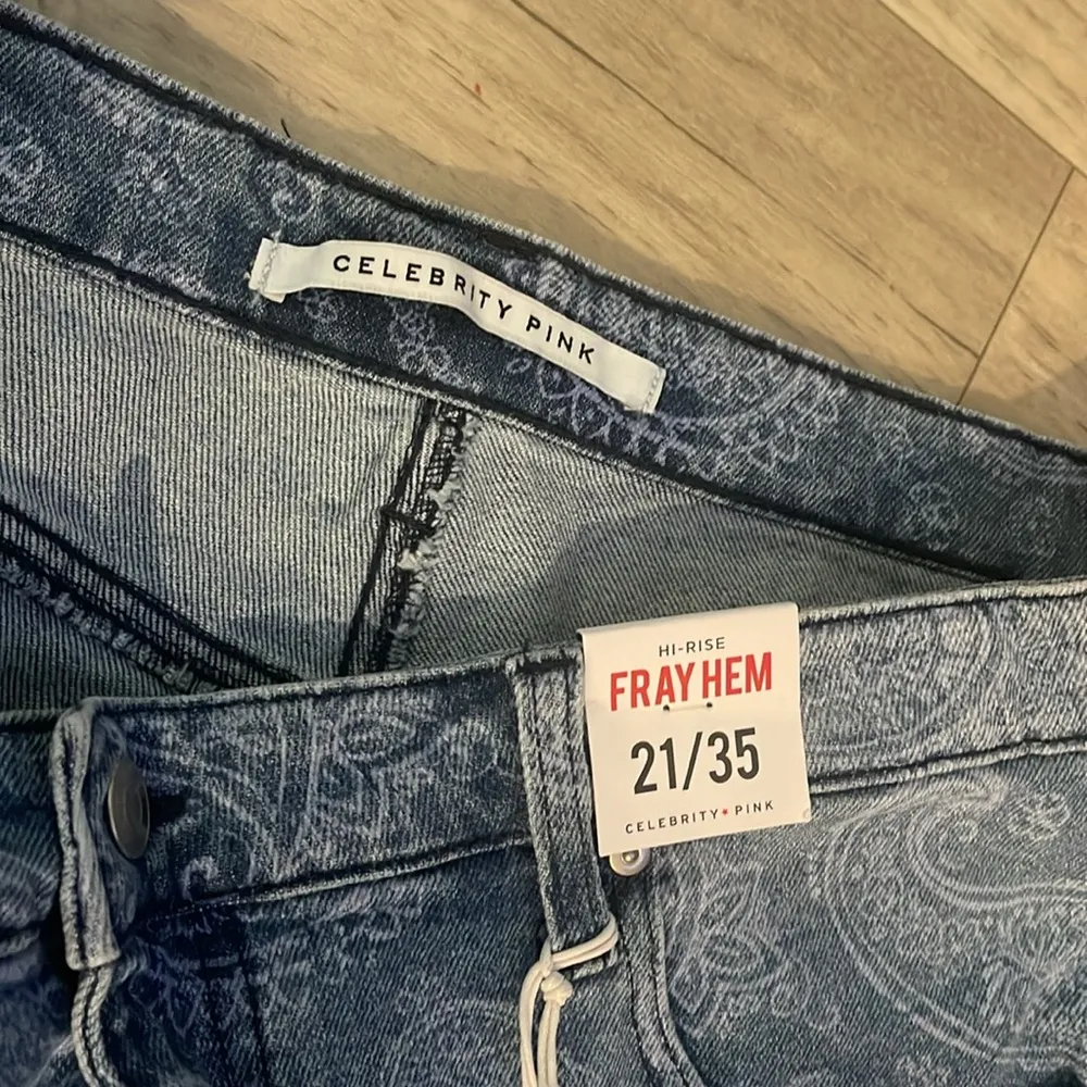 Celebrity Pink Paisley Jean Shorts NWT plus 21 35 high rise raw hem - Image 3