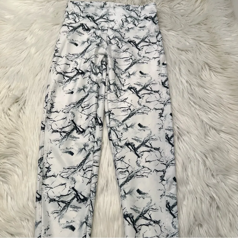 Series 8 Leggings White Black Gray Marble Print - Image 6