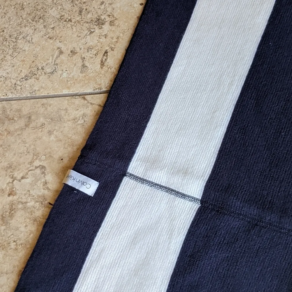 NWT  Calvin Klein Wrap Scarf - Image 10