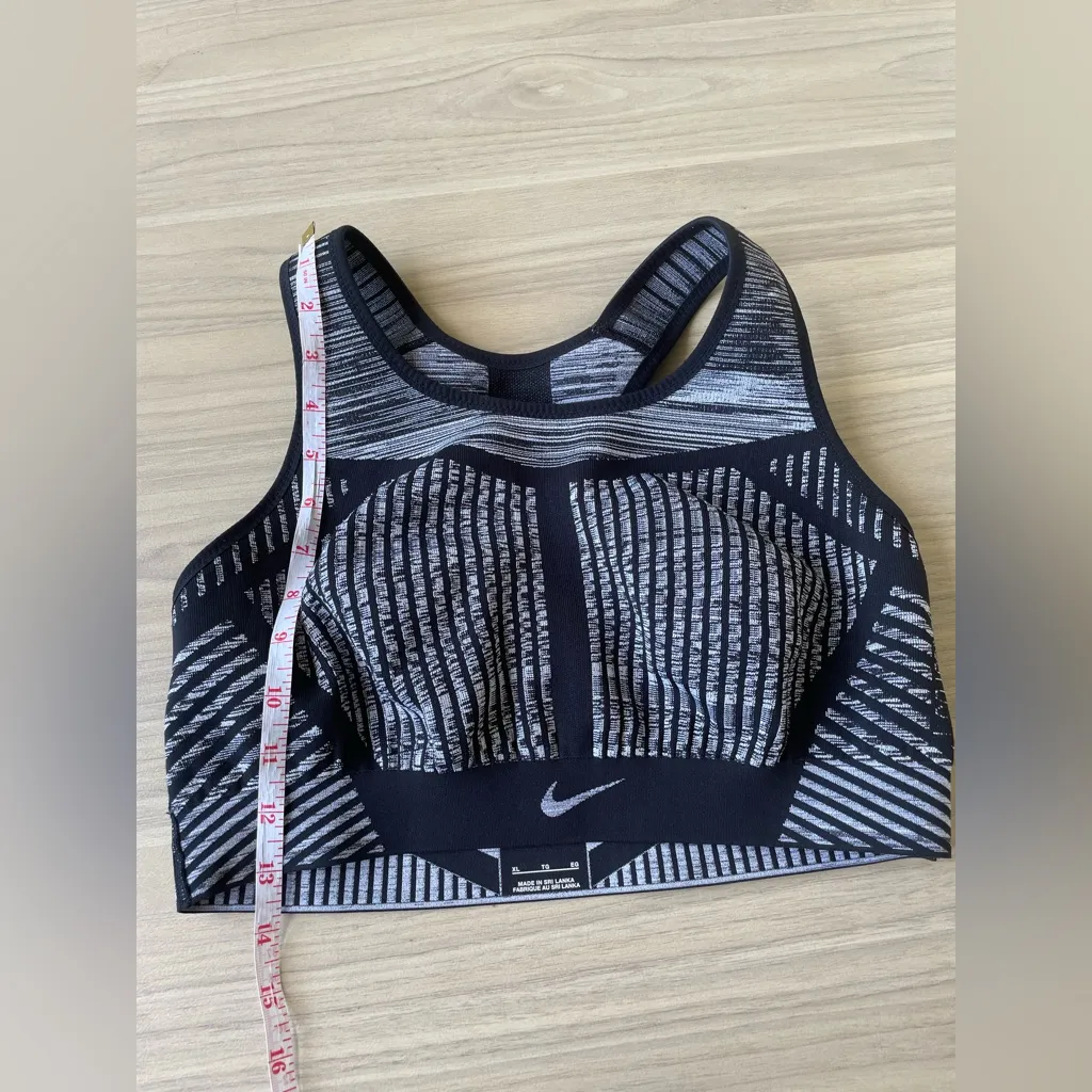 Nike Women's Black and White Patterned Sports Bra - Image 7