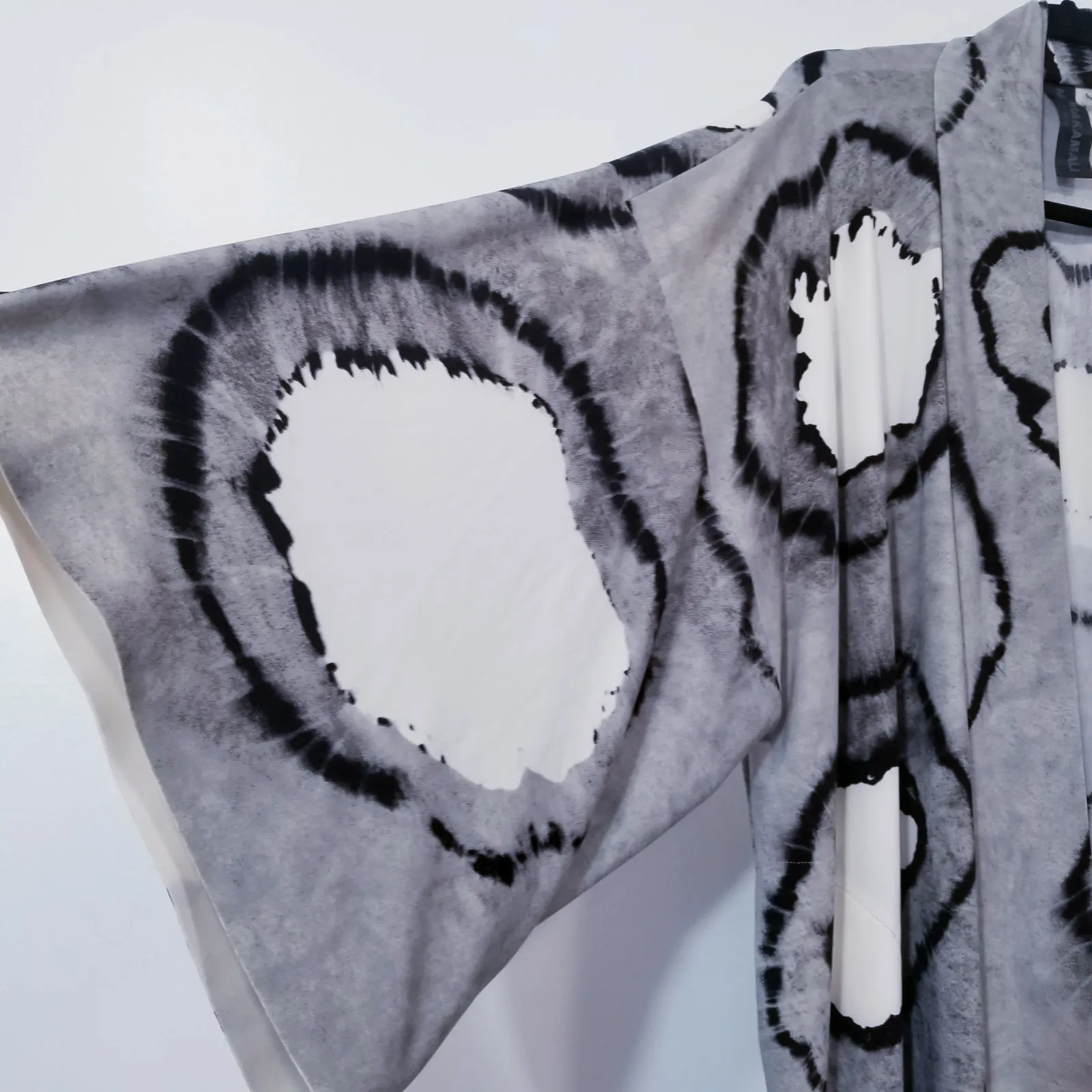 NORMA KAMALI Printed Oversize Midi Cardigan Open Front with Pockets - Image 3