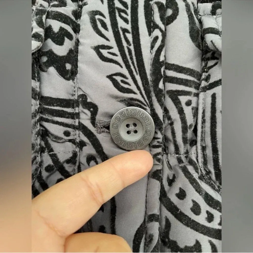 Desigual Medianoche Flocked Velvet NWT,
Puffer Jacket size small - Image 11