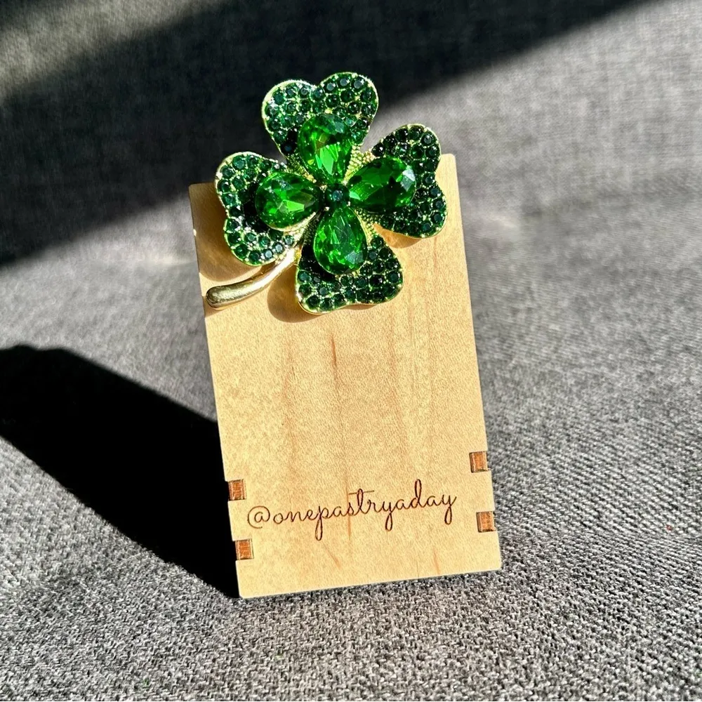 Fashion Rhinestone Four Leaf Clover, Shamrock Brooch, Pin, Green, Gold, Sparkly Green - Image 3