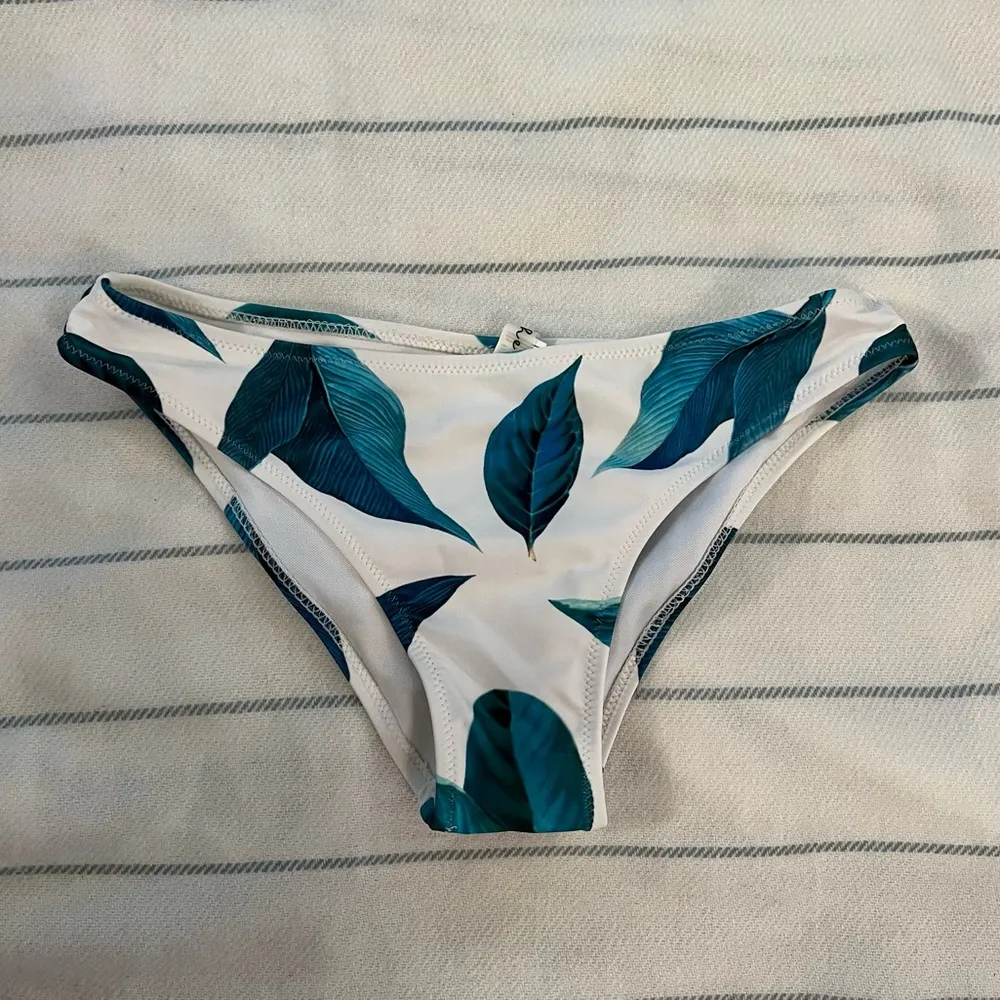 Leaf Print Wrap Tie Bikini Set - Image 10