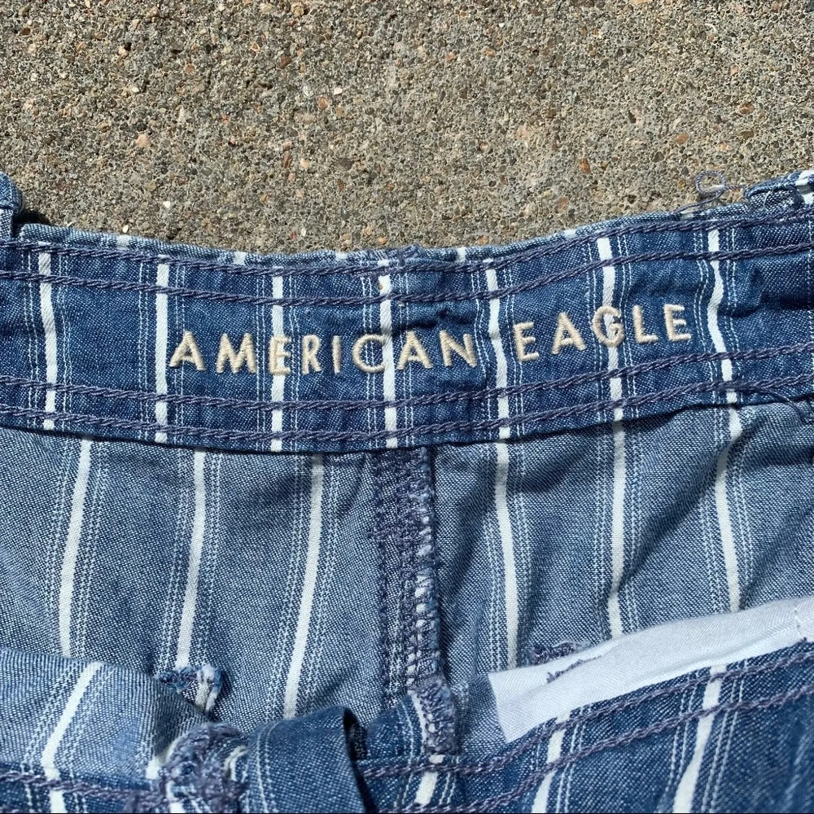 AEO Railroad Stripe Belted Mom Jean Shorts Size 4 - Image 4