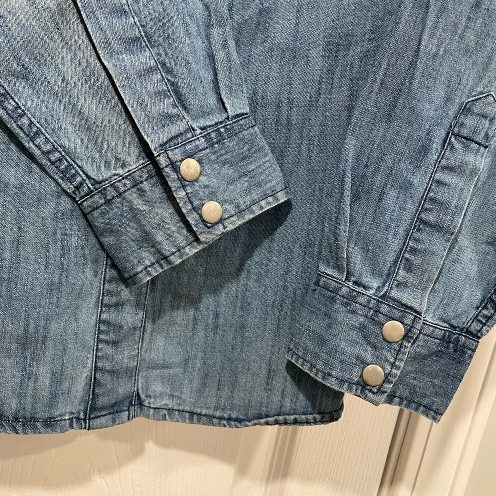 NWOT North Style Size M Blue Embroidered Floral Back Chambray Full Snap Up Shirt Size M - Image 5