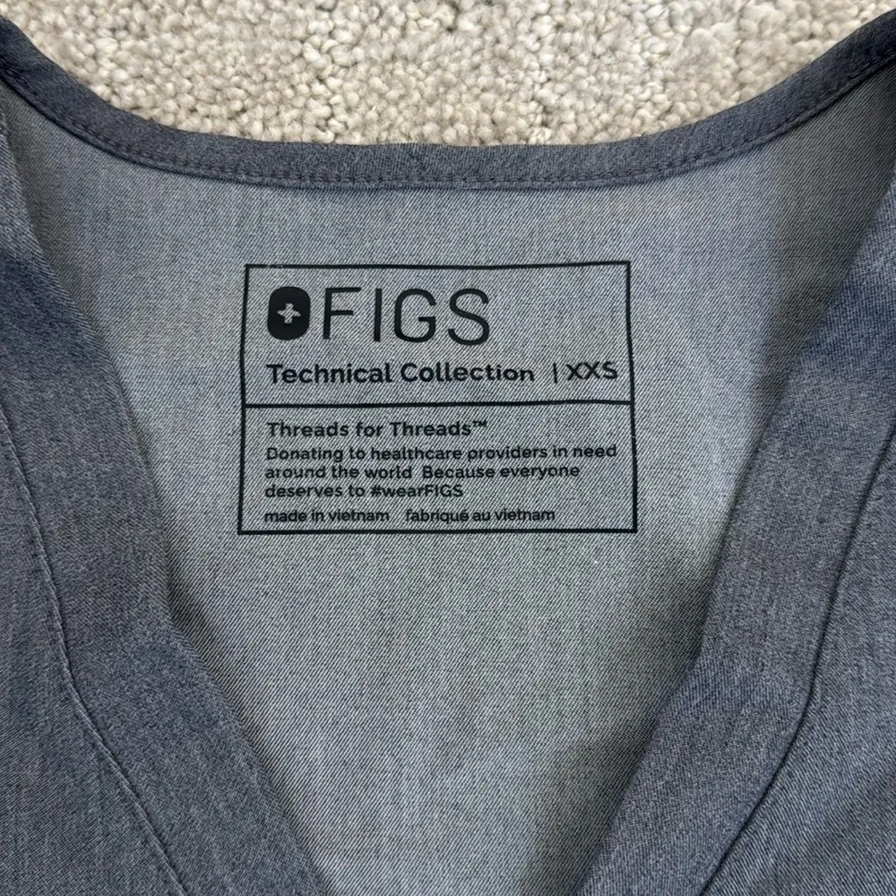 Figs “Casma” scrub top TECHNICAL V NECK  GRAPHITE grey gray 2453 - Image 4